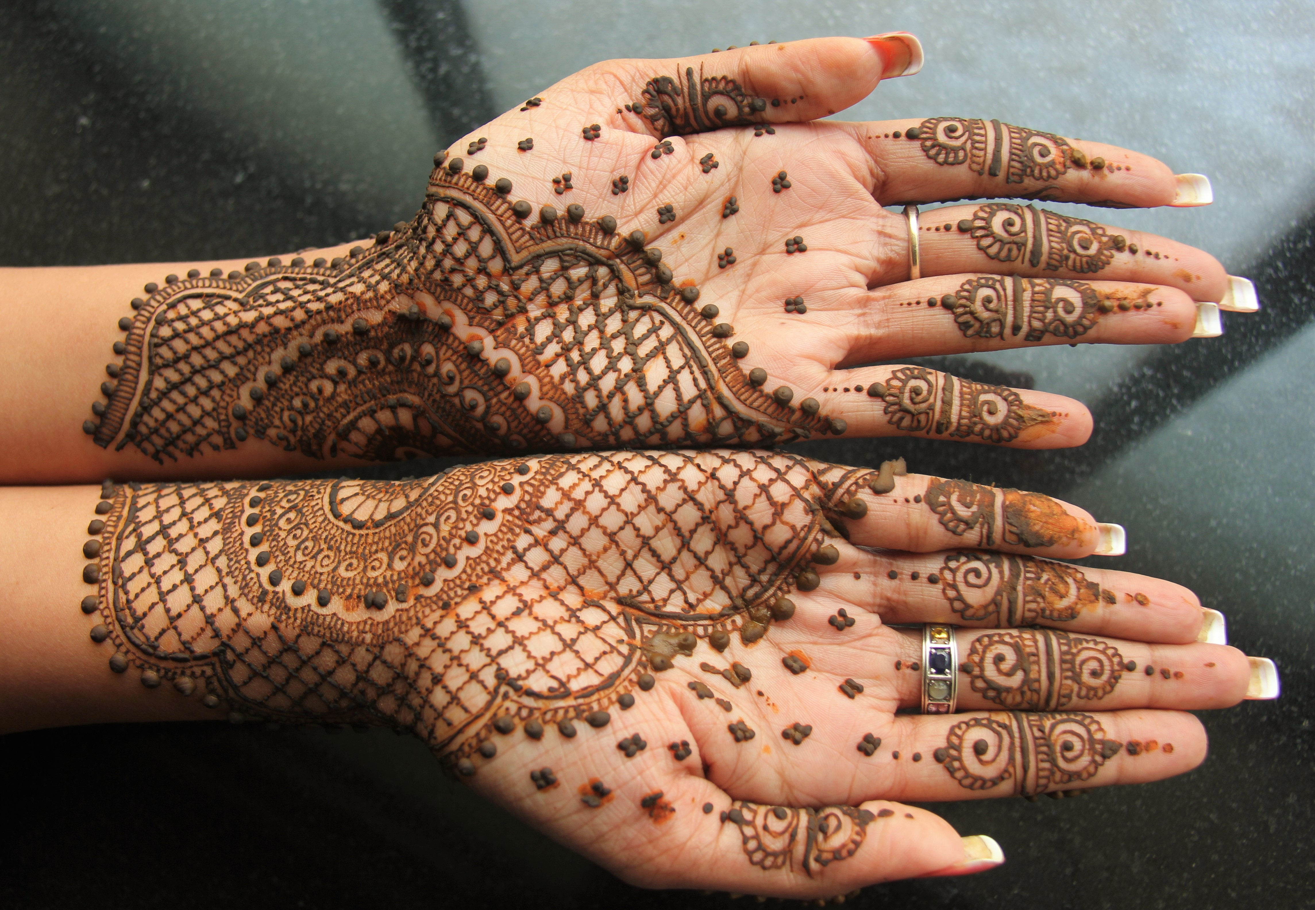 henna on hands